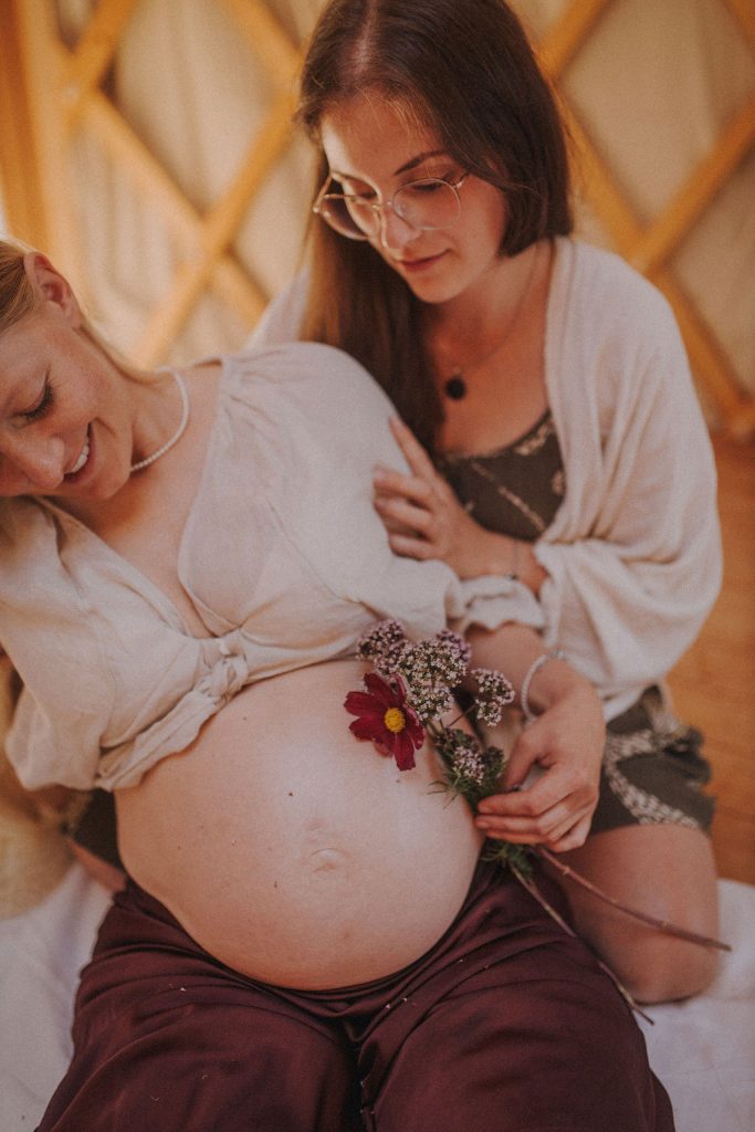 Doula Christina Ascher 2 Doula Begleitung in Schwangerschaft, Geburt & Wochenbett. Heilsame Rituale wie Motherblessing, Closing the Bones & liebevolle Begleitung von Sternenkind-Eltern - Doula Christina Ascher